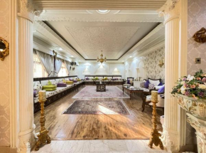 Classical Qatari 8 Bedroom Villa